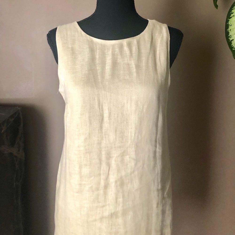 Taylor Linen Dress With Ruffle Design - Picture 3 of 8